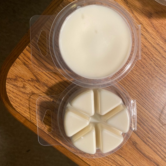I make my own wax melts they are 100% soy wax they are $6 sec or 2 for $10 - Picture 4 of 10